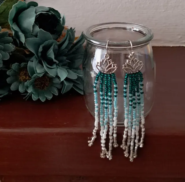 Pendientes hechos a mano con flor de loto