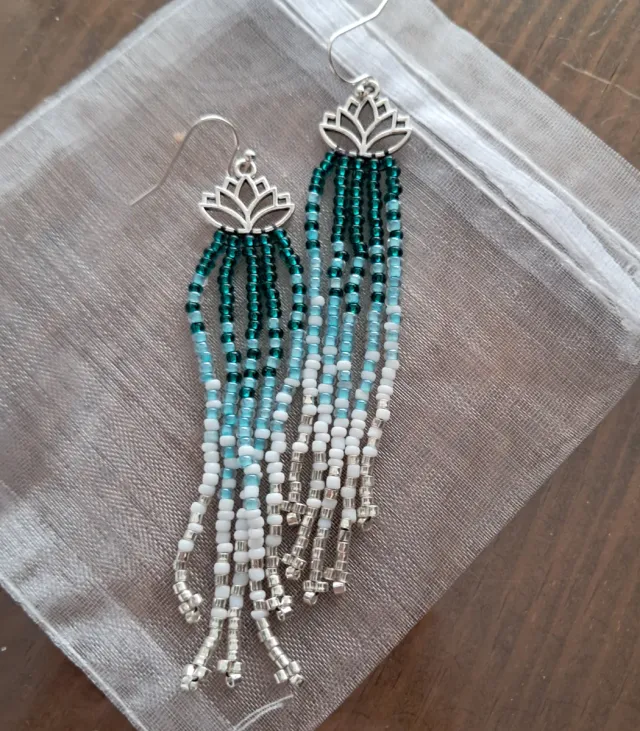 Pendientes hechos a mano con flor de loto