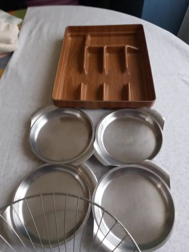 Set da cucina: posa-posate, fruttaio e vassoi