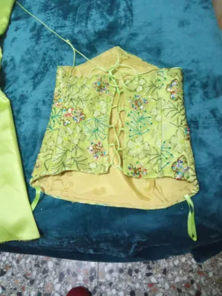 Vestido de fiesta verde y dorado con brillantes