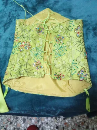 Vestido de fiesta verde y dorado con brillantes