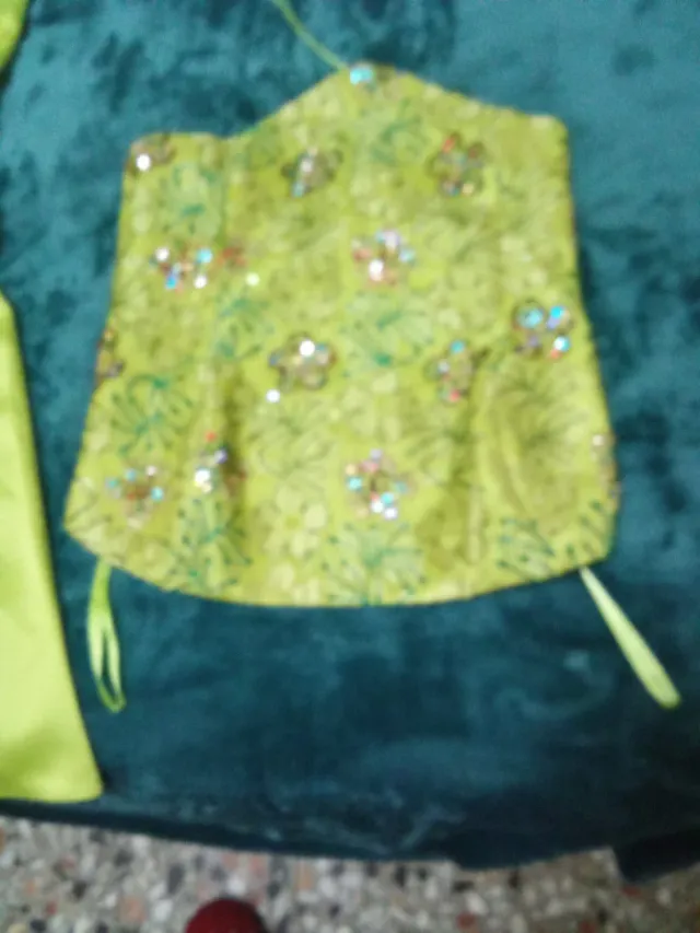 Vestido de fiesta verde y dorado con brillantes