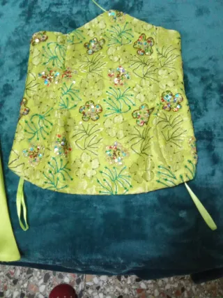 Vestido de fiesta verde y dorado con brillantes