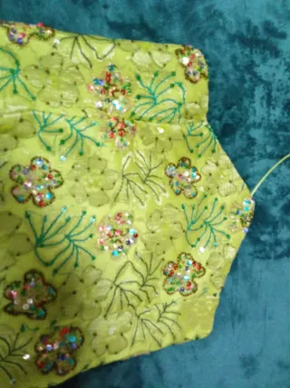 Vestido de fiesta verde y dorado con brillantes