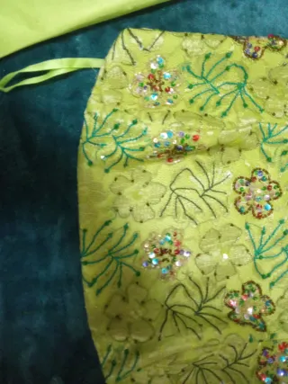 Vestido de fiesta verde y dorado con brillantes