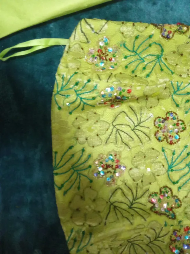 Vestido de fiesta verde y dorado con brillantes