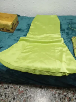 Vestido de fiesta verde y dorado con brillantes