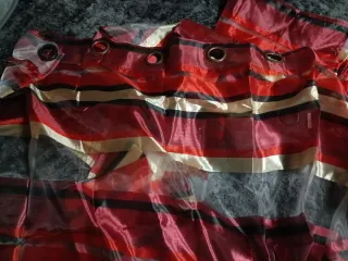 Cortinas Rayas Doradas y Rojas