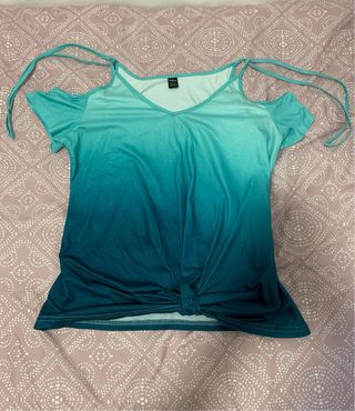 Camiseta SHEIN con hombros descubiertos