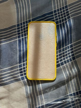 Funda móvil amarilla