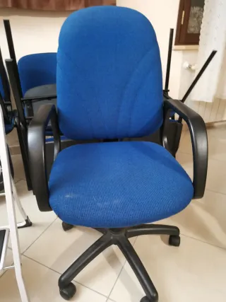 Sedia ufficio blu con ruote