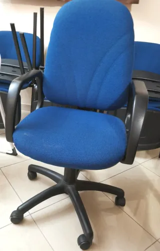 Sedia ufficio blu con ruote