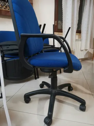 Sedia ufficio blu con ruote