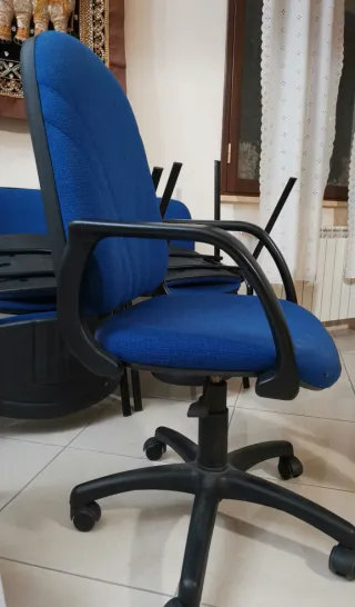 Sedia ufficio blu con ruote