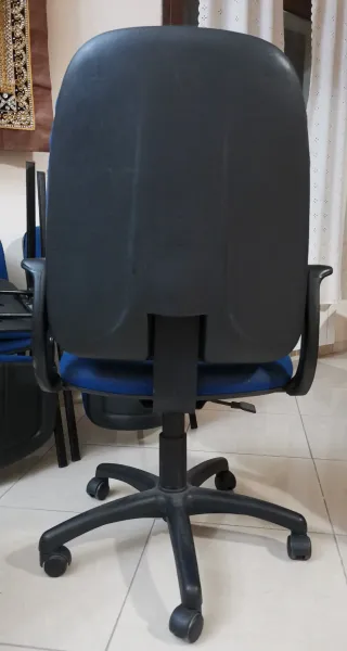 Sedia ufficio blu con ruote