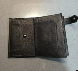 Billetera de piel negra con logo