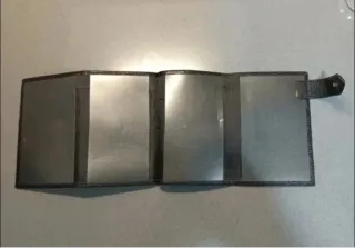 Billetera de piel negra con logo