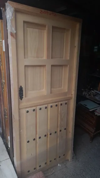 Puerta de madera tipo portón..
