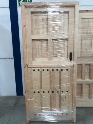 Puerta de madera tipo portón..