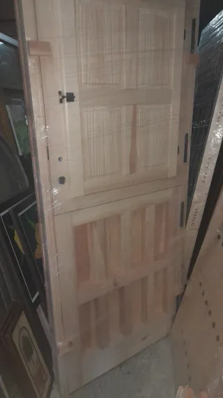 Puerta de madera tipo portón..
