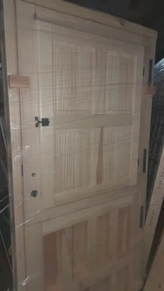 Puerta de madera tipo portón..