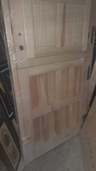 Puerta de madera tipo portón..