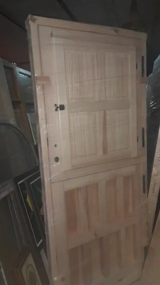 Puerta de madera tipo portón..