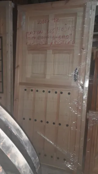 Puerta de madera tipo portón..