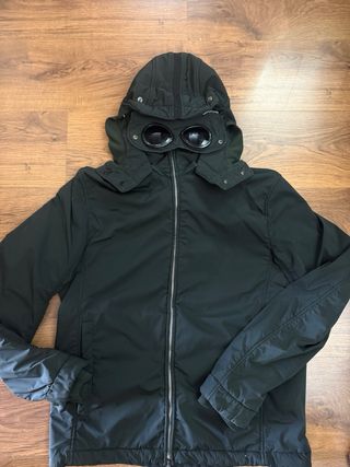 Chaqueta C.P. Company Negra con Gafas