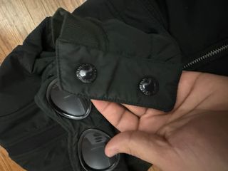 Chaqueta C.P. Company Negra con Gafas