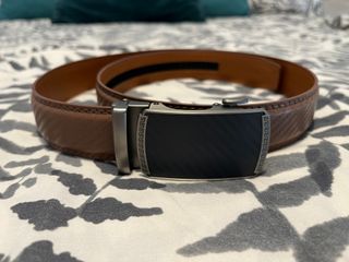 Cinturón de piel marrón con hebilla negra