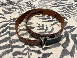 Cinturón de piel marrón con hebilla negra