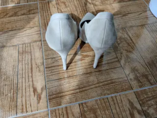 Stilettos ante beige Bershka