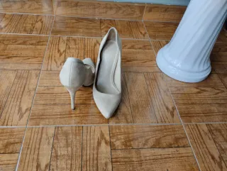 Stilettos ante beige Bershka