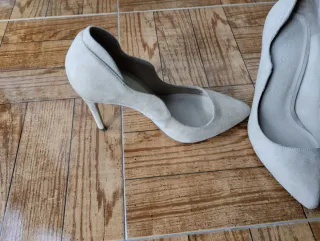 Stilettos ante beige Bershka