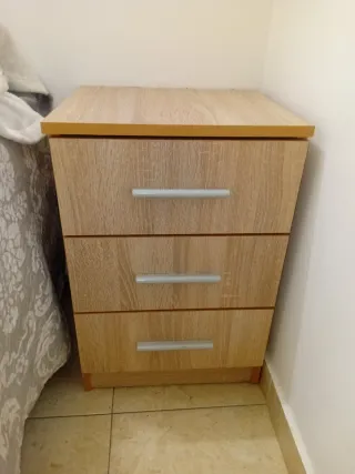 Mesitas de noche de madera y plástico