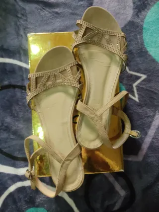 Sandalias mujer verano beige y doradas vestir