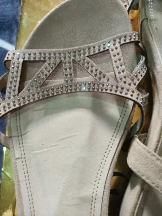 Sandalias mujer verano beige y doradas vestir