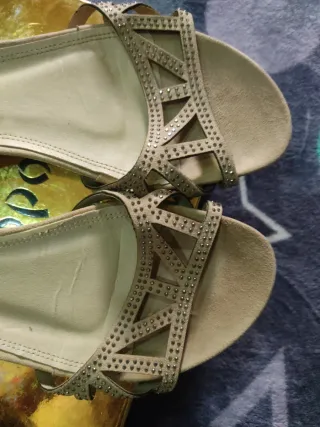 Sandalias mujer verano beige y doradas vestir