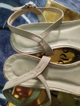 Sandalias mujer verano beige y doradas vestir