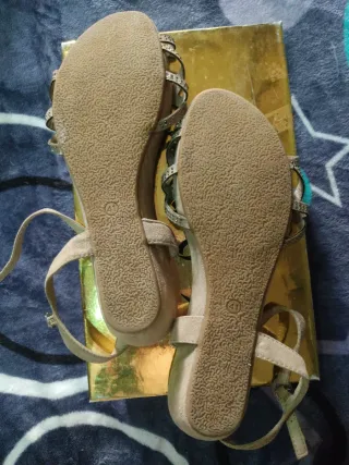 Sandalias mujer verano beige y doradas vestir