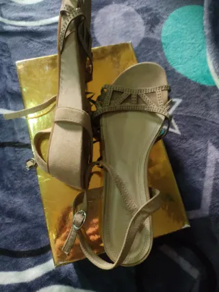 Sandalias mujer verano beige y doradas vestir