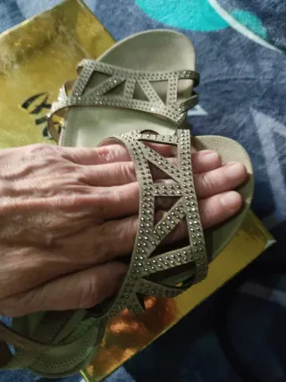 Sandalias mujer verano beige y doradas vestir