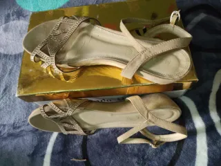 Sandalias mujer verano beige y doradas vestir