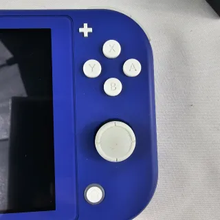 Nintendo Switch Lite Blu + Custodia Pikachu