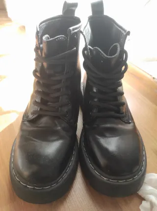 Botas negras estilo Dr. Martens