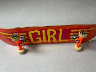 Monopatín Girl, Casco Miller y Rodilleras