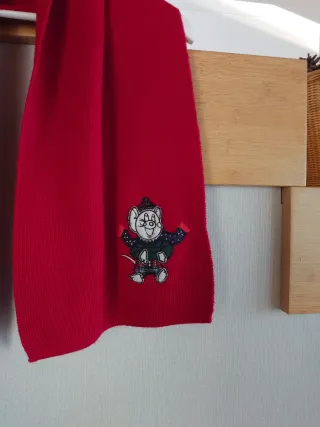 Bufanda Vintage Roja con Dibujo