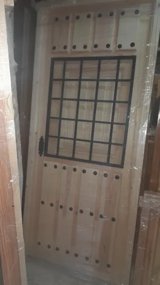 Puerta de madera con reja