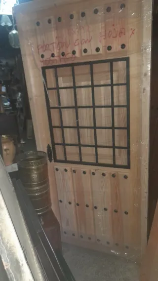Puerta de madera con reja
